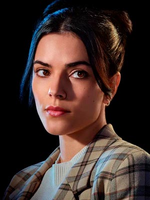 Сара Сильва в роли Сиси Кэрроуэй