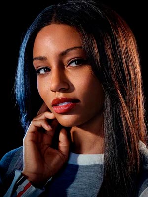 Саванна Ли Смит в роли Энни Гровер