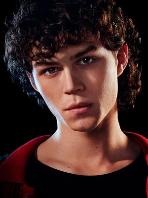 Зак Берджесс в роли Люсьена Бельмонта